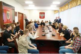 <b>Uczniowie z  Nowodworka odwiedzili Starostwo</b>